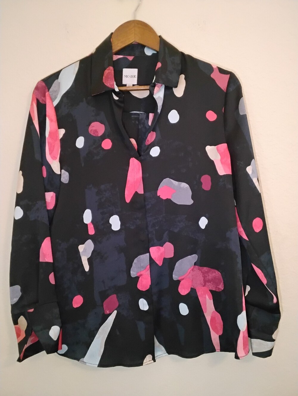 Nic & Zoe Button Down Kaleidoscope Top Womens Size Small Black Red Blue Abstract